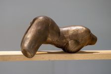 Alexandra Bircken, ›Trolley II‹, 2016, Stahl, Holz, Bronze, Haar, 260 x 380,4 x 150,4 cm